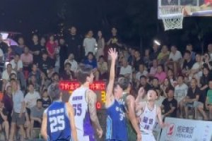 爆粗怒喷裁判！铁牛张鸿林被5个人夹击疑似犯规没吹