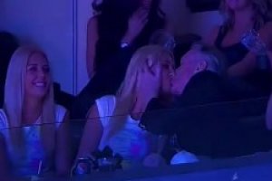 这位看球大爷真是多财多亿！身边美女环绕，左亲一下右亲一下
