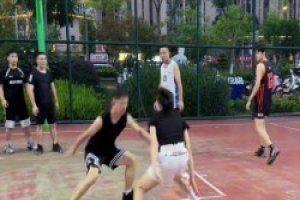 这位小姐姐打球有点水平啊！居然还能跳投！男同志也只能真贴防！
