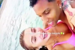 海里热吻秀恩爱！罗德里戈和女友在海边度假